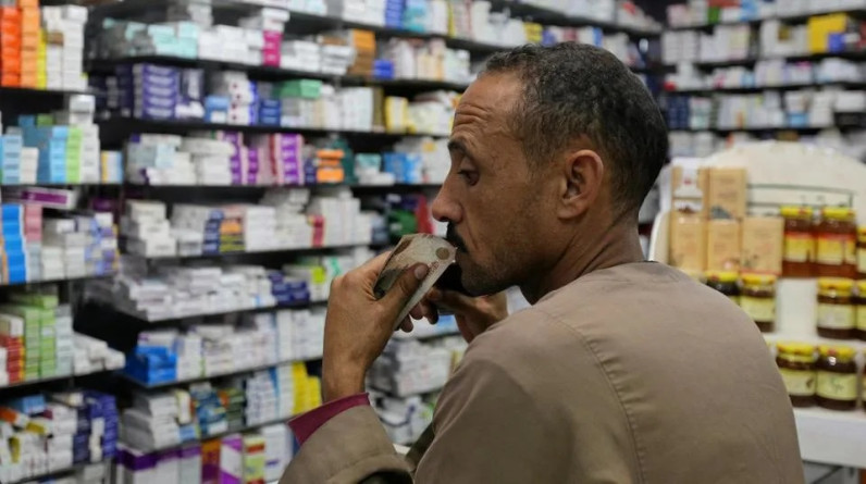 كارثة نقص الأدوية تهدد المصريين.. والحكومة تبشرهم: الأزمة مستمرة عدة أشهر